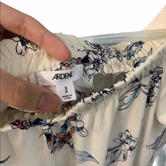 (NEW W/ TAG!) ARDENE WHITE FLOWER OFF-SHOULDER TOP - Picture 3 of 8